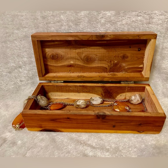 Vintage Souvenir Jewelry Box made of cedar Canada Leaf - Picture 10 of 10